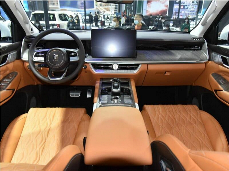 407 л.с., отличная динамика и расход 2,3 л на 100 км. Представлен огромный гибридный Tank 500