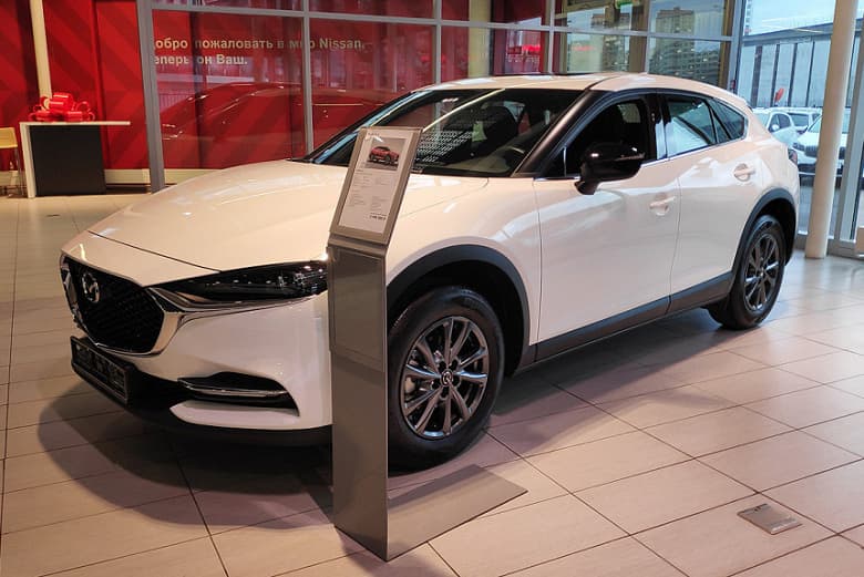 В России начали продавать новые Mazda CX-4 с гарантией. Названы цены на четыре модели