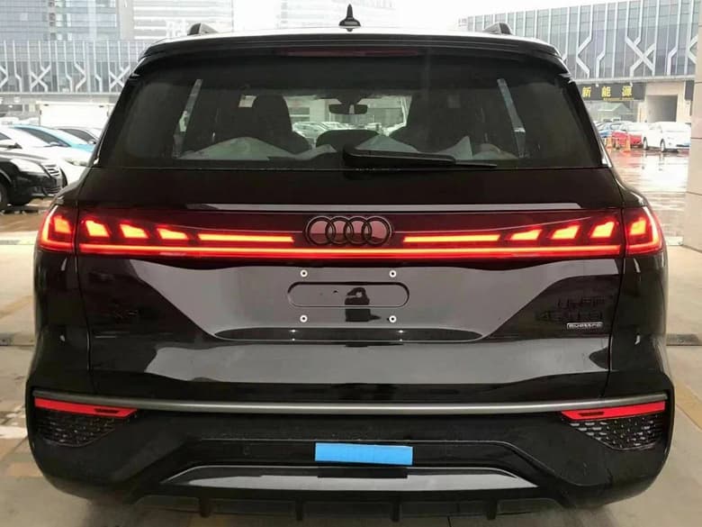 Абсолютная новинка Audi добралась до России. Дилер привез 7-местный кроссовер Audi Q6 из Китая – он даже больше европейского Q7