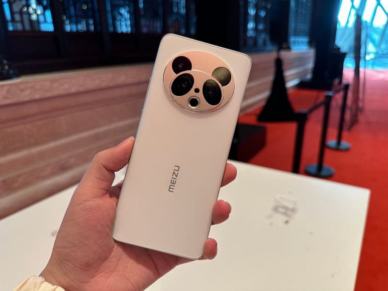 Камера-панда, камера-часы и островная пентакамера. Meizu показала концепты Meizu 19, созданные на базе фанатских дизайнов Камера-панда, камера-часы и островная пентакамера. Meizu показала концепты Meizu 19, созданные на базе фанатских дизайнов