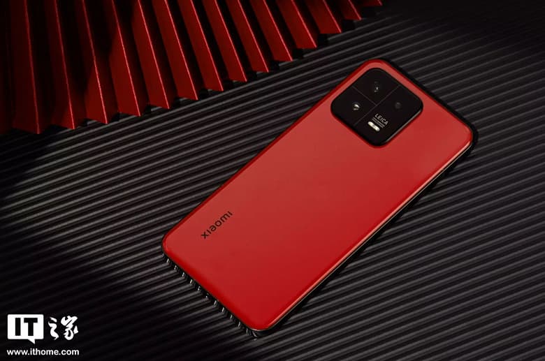 У Xiaomi появился свой Product Red. Живые фото Xiaomi 13 в цвете «огненный красный»
