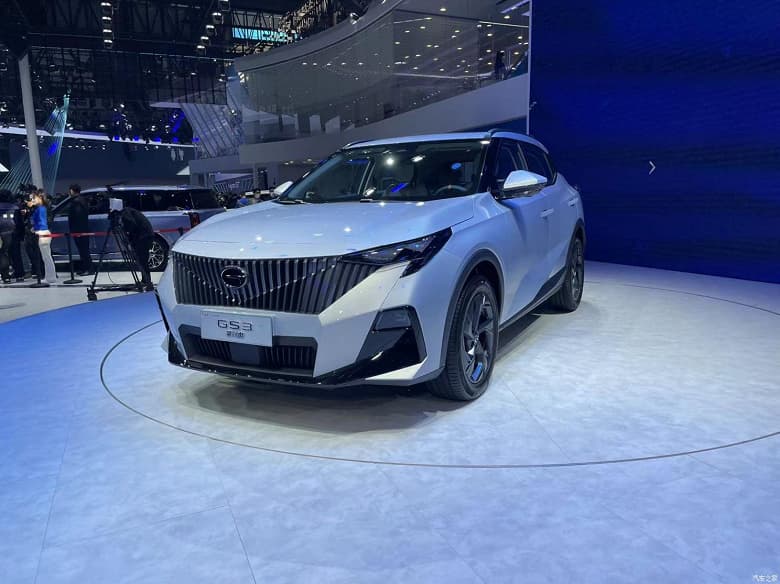 Смелый многоугольный дизайн снаружи, но лаконичный интерьер внутри. Представлен кроссовер GAC GS3 второго поколения Смелый многоугольный дизайн снаружи, но лаконичный интерьер внутри. Представлен кроссовер GAC GS3 второго поколения