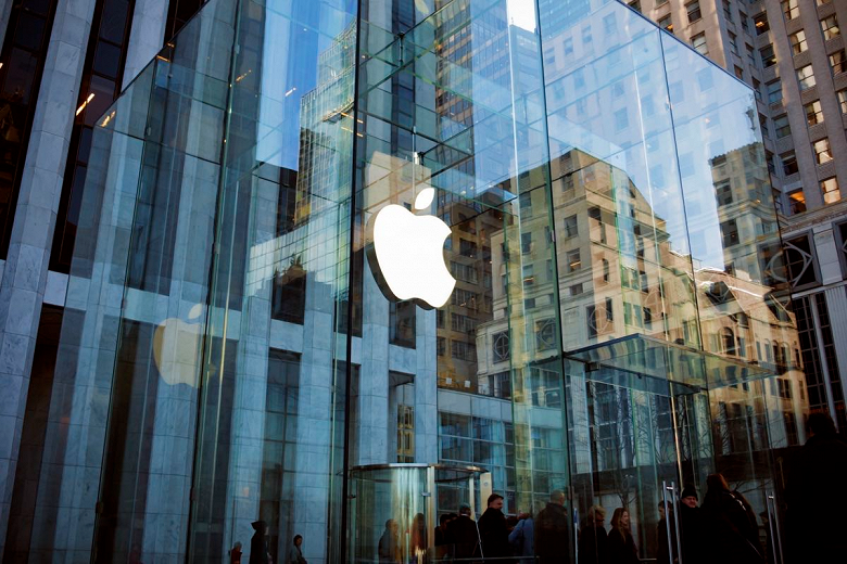 Дерзкое ограбление магазина Apple засняли на видео. Злоумышленники вынесли техники на десятки тысяч долларов