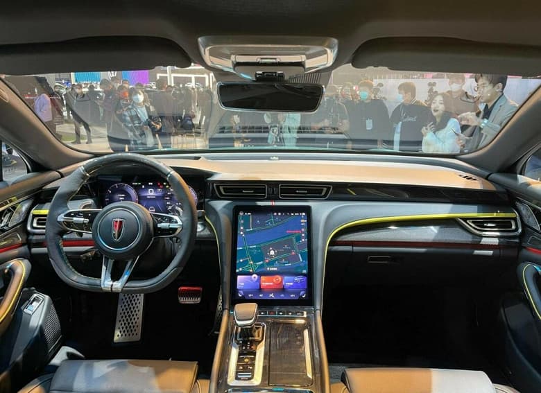 248 л.с., 8-ступенчатый «автомат», 5 метров длины. Представлен люксовый седан Hongqi H6, он может доехать до России