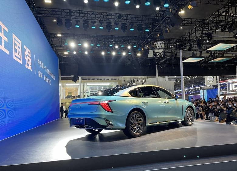 248 л.с., 8-ступенчатый «автомат», 5 метров длины. Представлен люксовый седан Hongqi H6, он может доехать до России