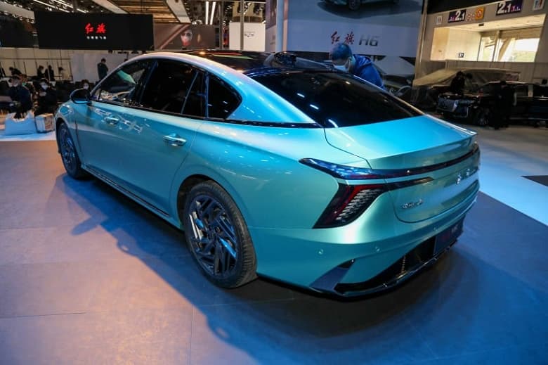 248 л.с., 8-ступенчатый «автомат», 5 метров длины. Представлен люксовый седан Hongqi H6, он может доехать до России