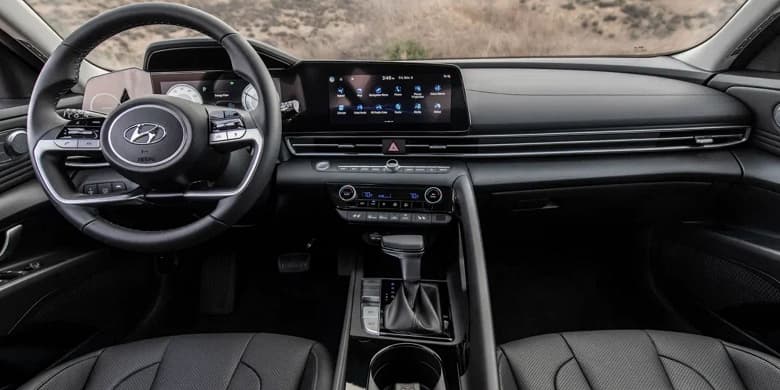 В России начали продавать новый Hyundai Avante (Elantra). Дилер также предлагает Hyundai Grandeur