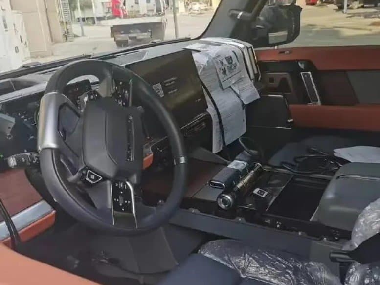 1070 л.с., автопилот, поддержка 5G и «самолётный» рычаг КПП. Брутальный внедорожник Dongfeng показали на живых фото