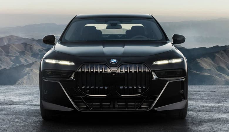 544 л.с., полный привод и огромные «ноздри» за 12,6 млн рублей. Дилеры в России начали продавать новейшую BMW 7 серии (G70)