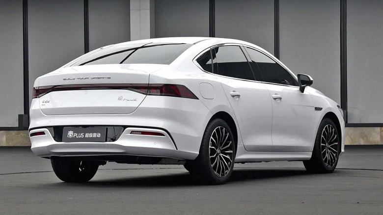 В России начались продажи гибрида BYD Qin Plus DM-i: цена уже объявлена