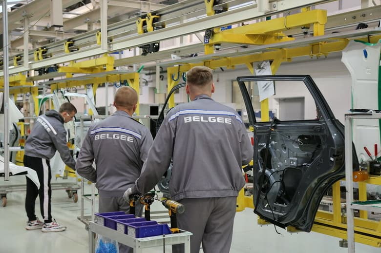 Белорусский завод, на котором собирают Geely Atlas Pro, Geely Coolray и Geely Tugella, приостанавливает работу до апреля