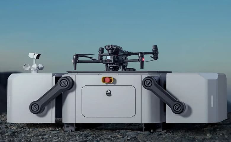 48 Мп, 16-кратный оптический зум, дальность полета 7 км. DJI представила промышленные дроны M30 и M30T, которые не боятся мороза и могут летать под дождем