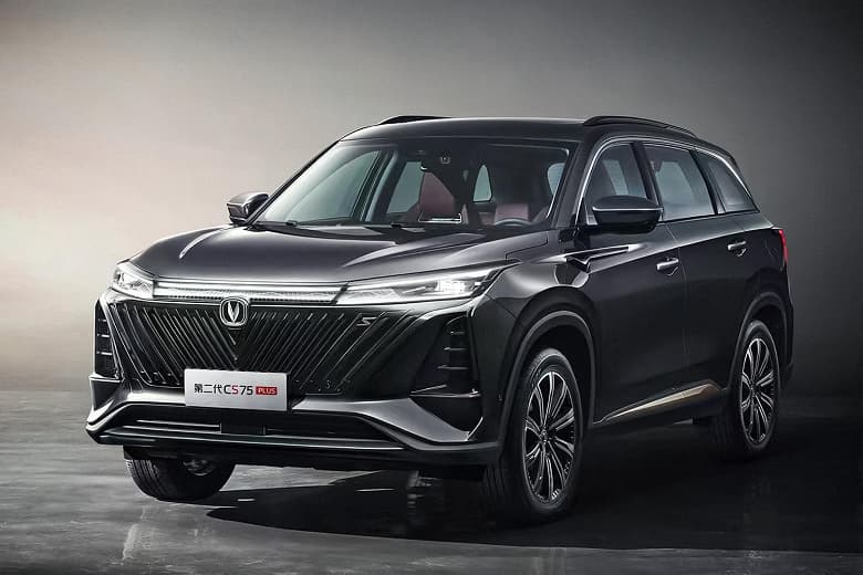 Адаптивный круиз-контроль, камеры на 540 градусов, большие экраны, современный дизайн. Новый Changan CS75 Plus постуил в продажу в Китае