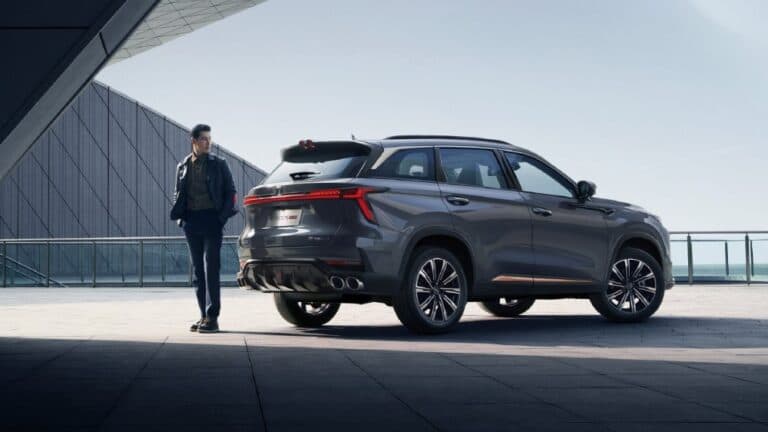 Адаптивный круиз-контроль, камеры на 540 градусов, большие экраны, современный дизайн. Новый Changan CS75 Plus постуил в продажу в Китае