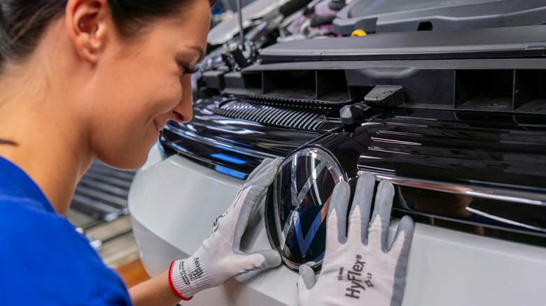 Из-за нехватки электронных компонентов из Украины остановился автозавод Volkswagen в Братиславе