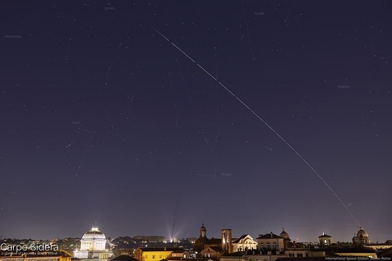 «Не забудьте помахать нам, а в ответ — мы вам». В Москве сегодня вечером можно увидеть МКС «Не забудьте помахать нам, а в ответ — мы вам». В Москве сегодня вечером можно увидеть МКС