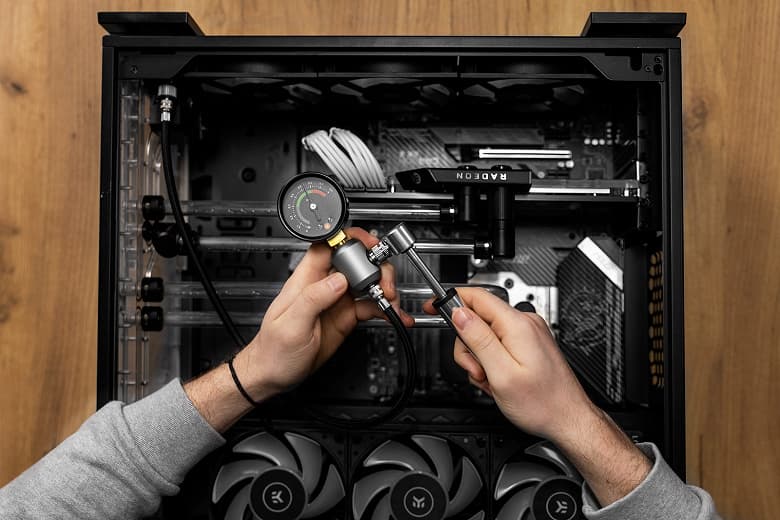 Тестер EK-Loop Leak Tester Flex с гибким подключением позволяет проверить СЖО на предмет возможных утечек