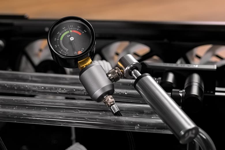 Тестер EK-Loop Leak Tester Flex с гибким подключением позволяет проверить СЖО на предмет возможных утечек