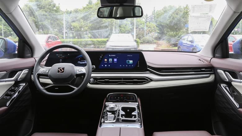 Автопарковщик, адаптивный круиз-контроль, камеры кругогового обзора, недорого. В России выйдет напичканный технологиями кроссовер JAC S6