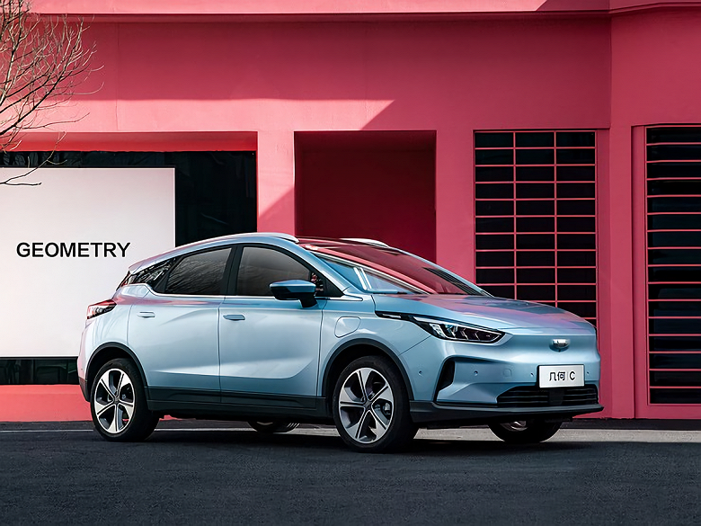 Первый электромобиль Geely прибыл в Россию, но официальные продажи не начались