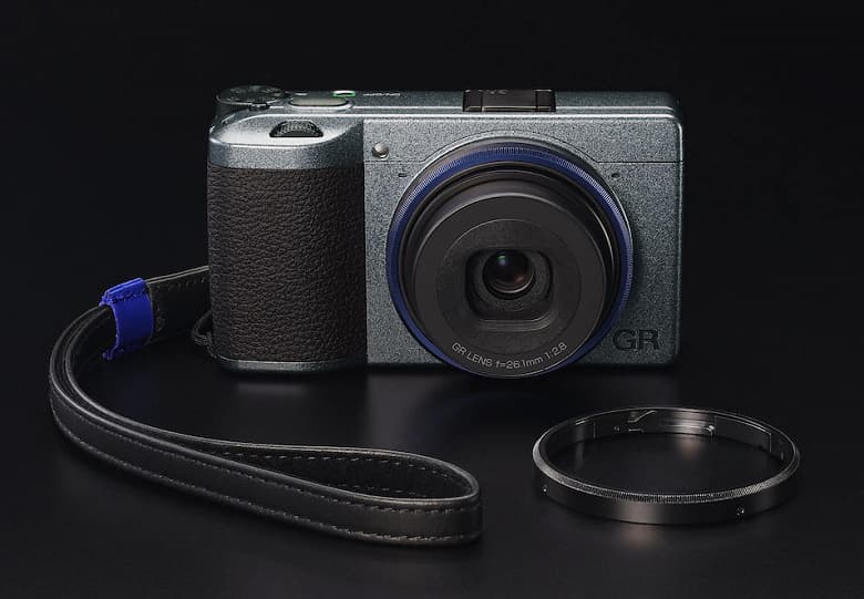 Камера в комплекте Ricoh GR IIIx Urban Edition Special Limited Kit отличается от базовой модели новыми режимами экспозиции и фокусировки Камера в комплекте Ricoh GR IIIx Urban Edition Special Limited Kit отличается от базовой модели новыми режимами экспозиции и фокусировки