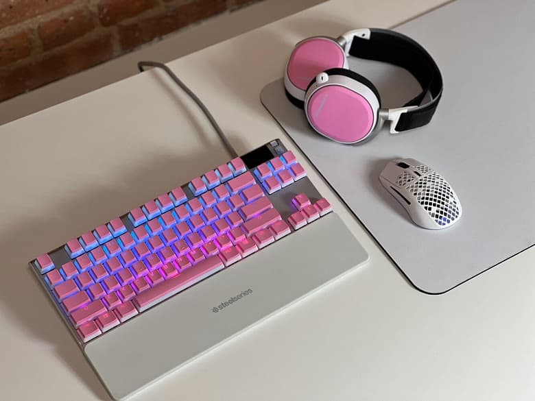 Ассортимент SteelSeries пополнили розовые колпачки для клавиш и накладки для гарнитур