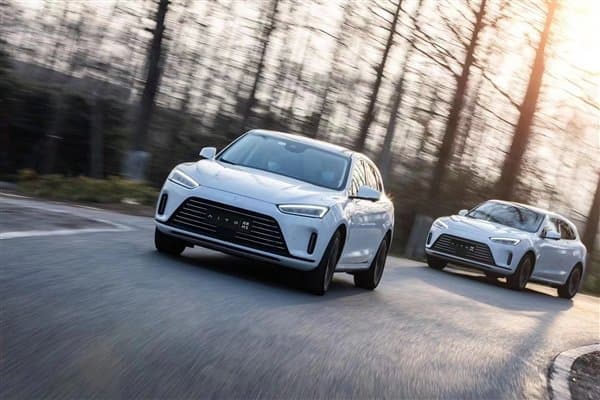 В Китае начались поставки первого автомобиля Huawei – AITO M5. Запас хода до 1240 км, разгон до 100 км/ч за 4,4 с, полный привод и операционная система HarmonyOS