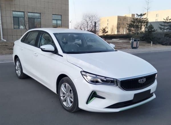 Расход 9,2 л метанола на 100 км. В Китае представлен необычный Geely Emgrand, работающий на спирту