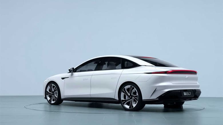 Почти 600 л.с., запас хода 615 км, длина более 5 метров и 39-дюймовый экран. Китайский электрический седан Zhiji L7 уже можно предзаказать