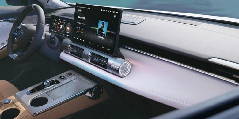 Футуристичный, гибридный, китайский и с агрегатами Toyota. Представлен кроссовер Trumpchi Emkoo