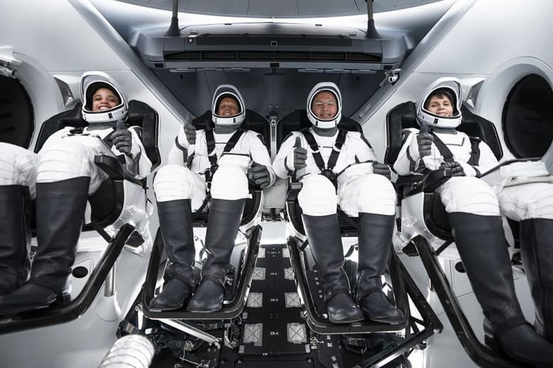 Уже второй за месяц космический корабль SpaceX Crew Dragon отправился на МКС. На его борту на этот раз не туристы, а астронавты Уже второй за месяц космический корабль SpaceX Crew Dragon отправился на МКС. На его борту на этот раз не туристы, а астронавты