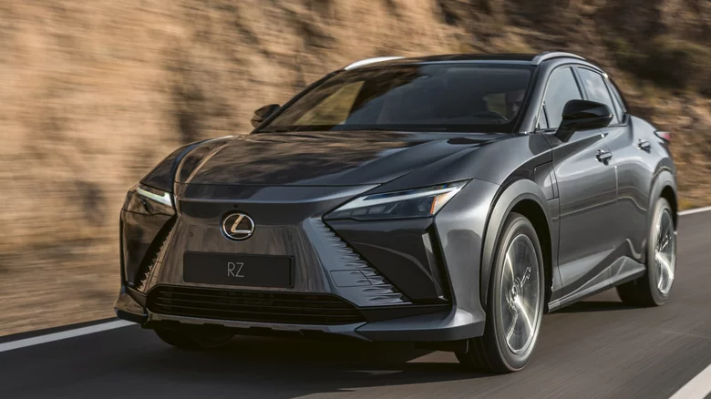 Lexus, и ты туда же? Компания будет использовать руль-штурвал, как у Tesla