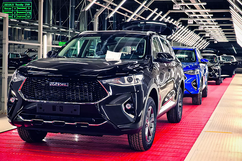 В России осталось все четыре работающих автомобильных завода. Запасов машин хватит на 2-5 месяцев