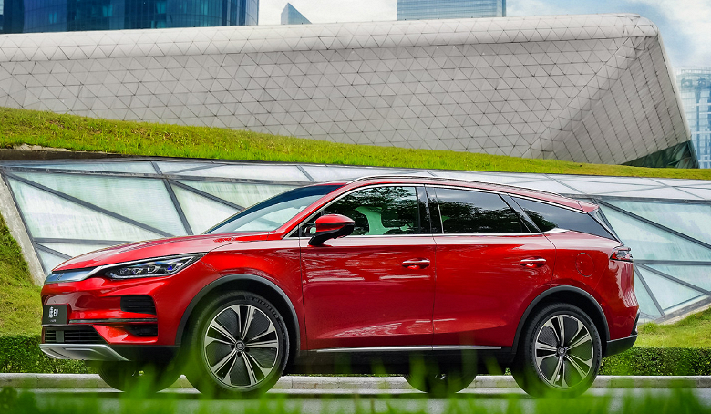 Запас хода 730 км, 515 л.с. и разгон до 100 км/ч за 4,4 с. В Китае официально представлен кроссовер BYD Tang EV