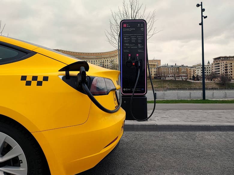 В России запустили первый сервис по превращению машин с ДВС в электромобили