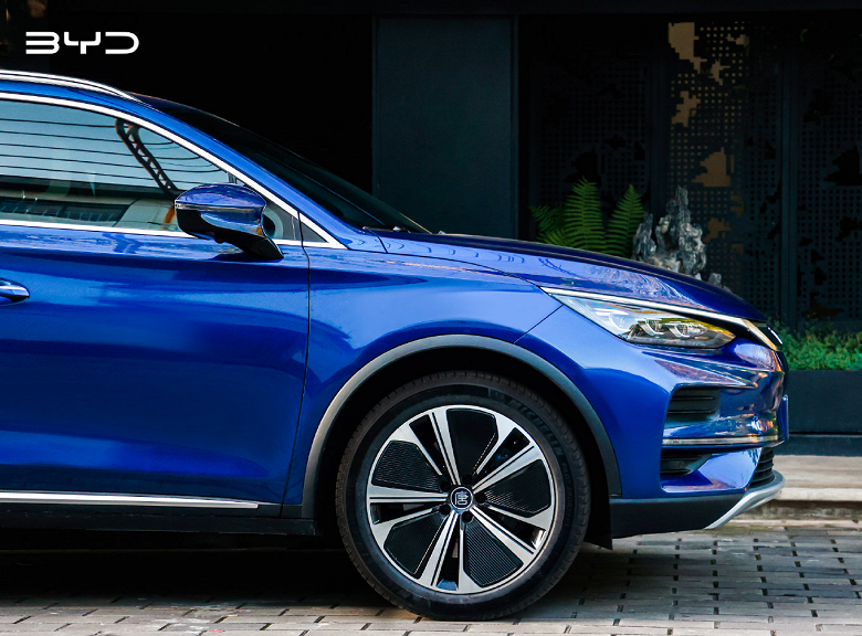 Запас хода 730 км, 515 л.с. и разгон до 100 км/ч за 4,4 с. В Китае официально представлен кроссовер BYD Tang EV