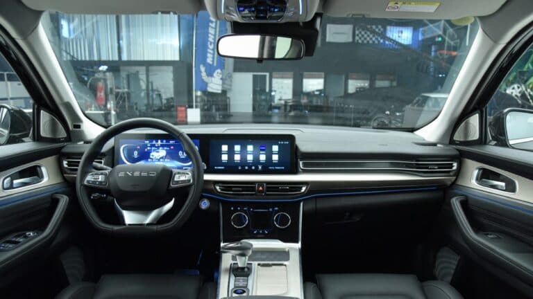 Полноразмерный кроссовер, пять мест и огромный багажник за 2 млн рублей. Exeed VX доступен для предварительного заказа в Китае