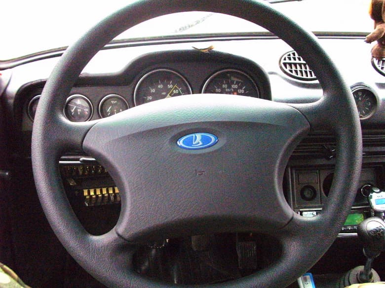 «Ободранная» Lada Granta получит старый руль Lada Kalina. Кондиционер и передние электростеклоподъемники будут только в старшей комплектации