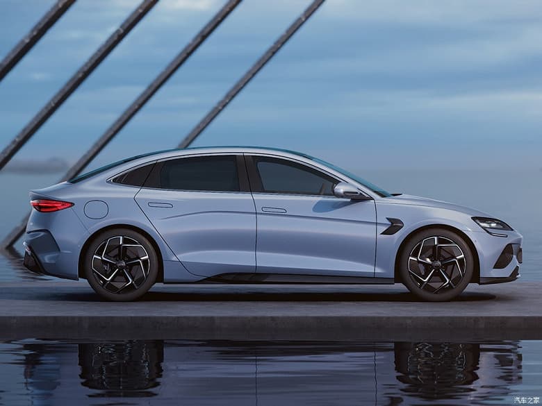 517 л.с. и запас хода до 700 км за 40 000 долларов. В Китае представлен электрический BYD Seal, который в чем-то лучше Tesla Model 3 и Porsche Taycan
