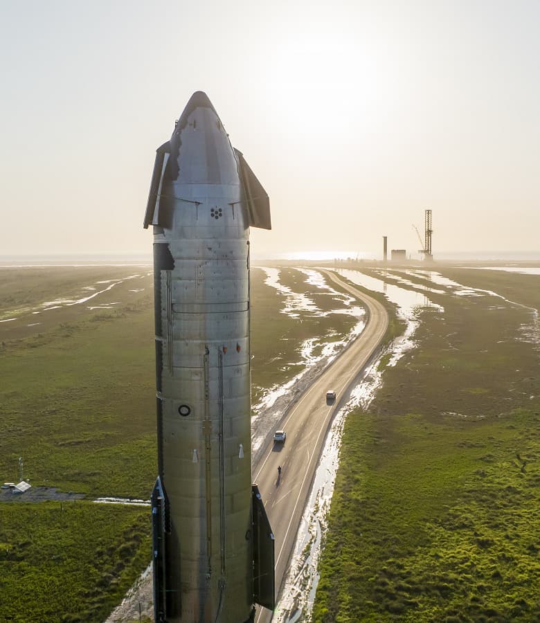 Илон Маск показал впечатляющие фото транспортировки космического корабля Starship на стартовую площадку Starbase