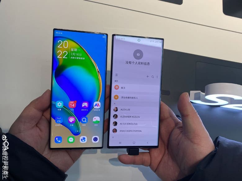 ZTE Axon 40 Ultra выгодно выглядит на фоне Galaxy S22 Ultra. У него чистый экран без врезанной камеры с более тонкими рамками