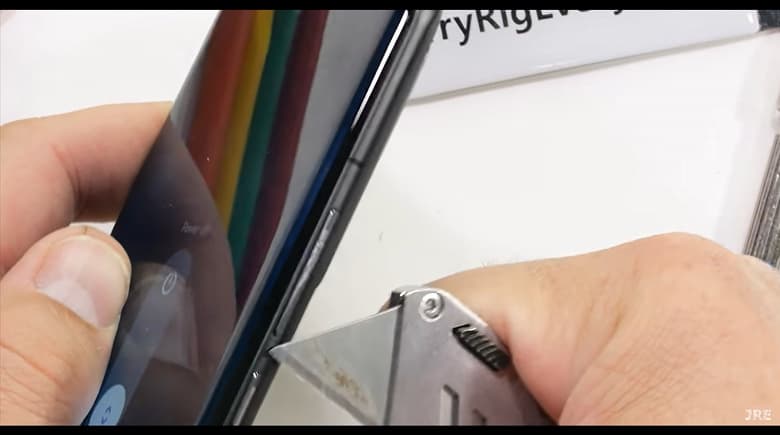 Xiaomi 12 Pro оказался гораздо крепче OnePlus 10 Pro. Он успешно прошел тест на изгиб