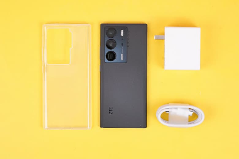 Без рамок и отверстий: живые фото и комплект поставки нового флагмана ZTE Axon 40 Ultra