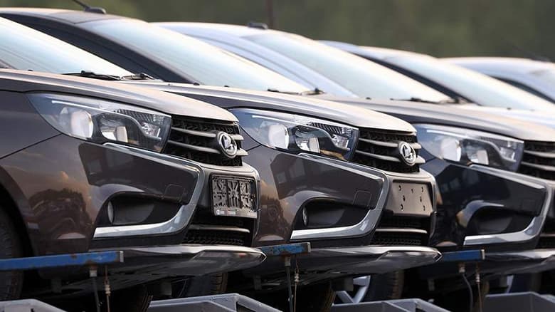 Российские компании переходят на отечественные авто. Они не так сильно подорожали, в сравнении с иномарками