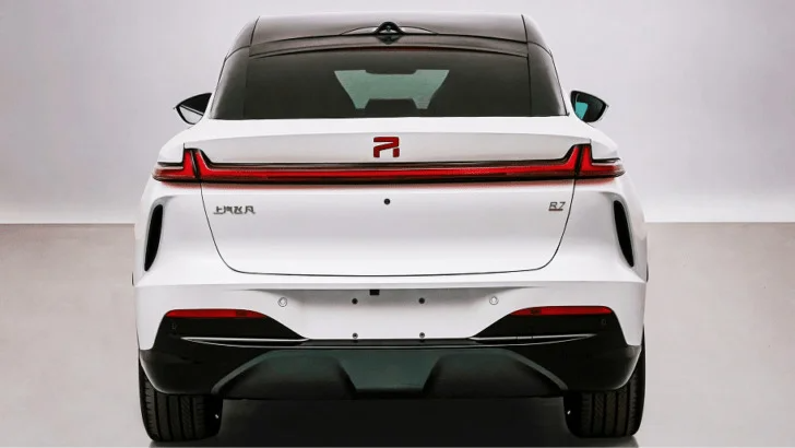 43-дюймовый экран как в Mercedes-Benz EQS, 544 л.с., полный привод и 33 датчика автопилота. Представлен кроссовер Rising R7