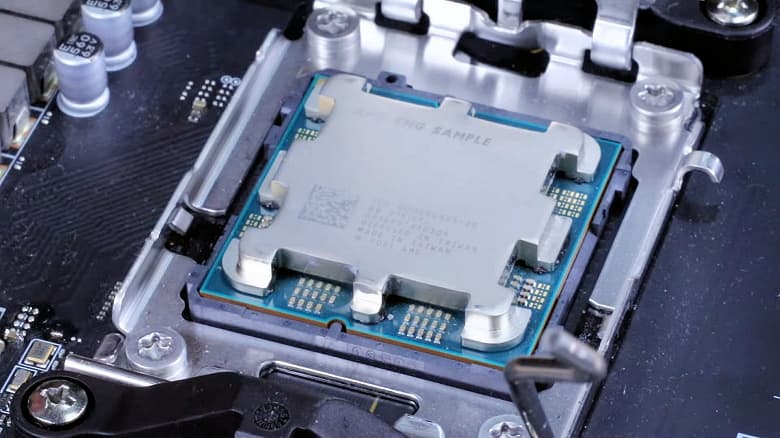 У процессоров Ryzen 7000 действительно странная форма, но никаких отверстий в крышке нет. Появились фото инженерного образца