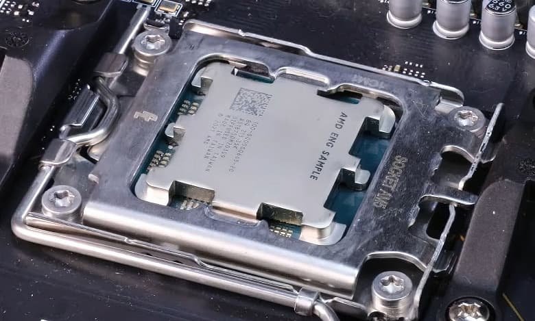 У процессоров Ryzen 7000 действительно странная форма, но никаких отверстий в крышке нет. Появились фото инженерного образца