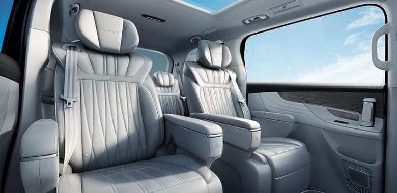 Роскошный интерьер, шесть посадочных мест, запас хода 550 км на одной зарядке и 245 л.с за 28 600 долларов. Представлен большой электрический минивэн Roewe iMAX8 EV