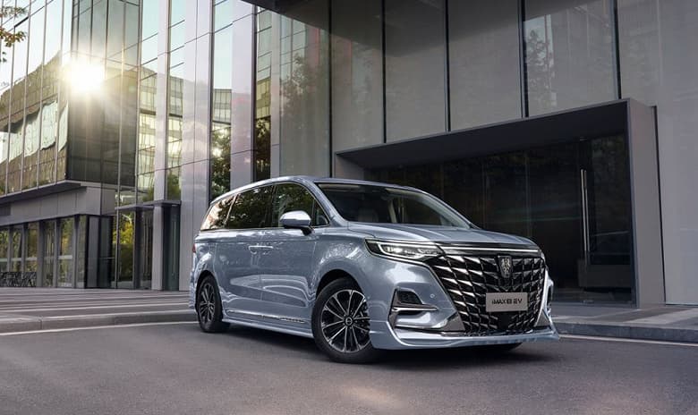 Роскошный интерьер, шесть посадочных мест, запас хода 550 км на одной зарядке и 245 л.с за 28 600 долларов. Представлен большой электрический минивэн Roewe iMAX8 EV