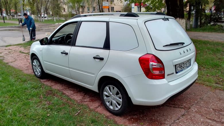 Цена до 2 миллионов рублей и запас хода 150 км на одной зарядке. Живые фото предсерийного электромобиля на базе Lada Granta